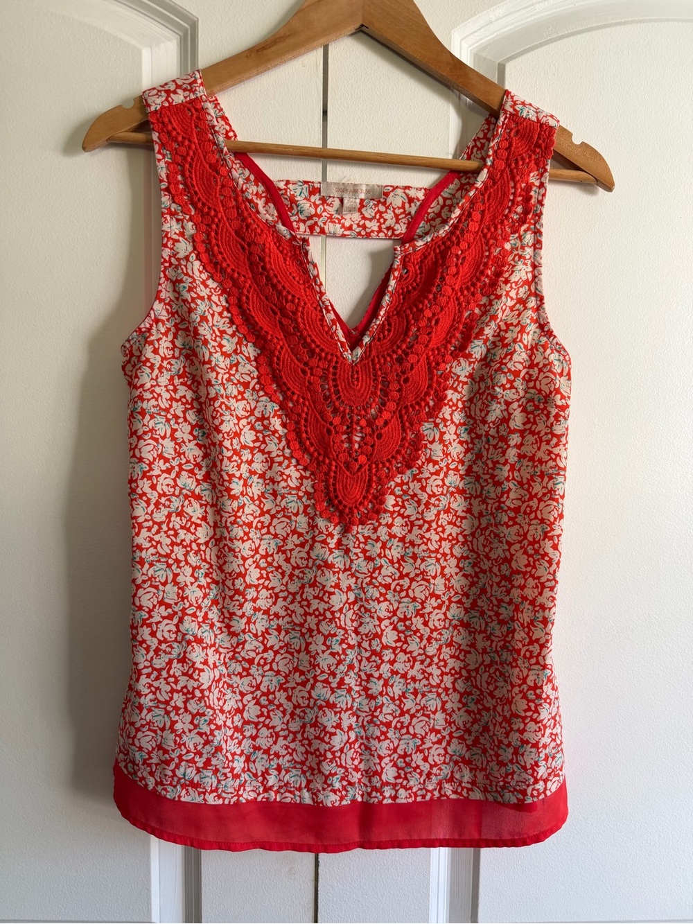 Skies Are Blue Red and White Floral Crochet-Trim Tank Top Flow Open Back